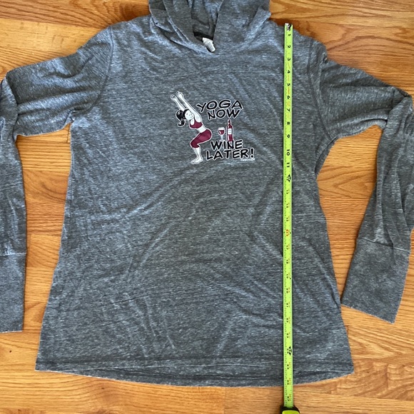 Alo Pull Over Lightweight Hooded Yoga Sweatshirt - Picture 10 of 12